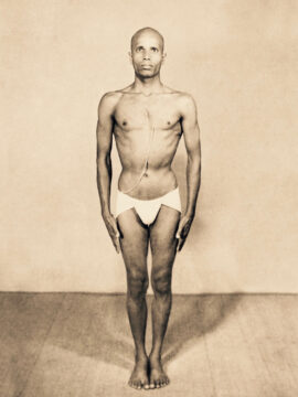 Pattabhi Jois som ung i Samasthitih