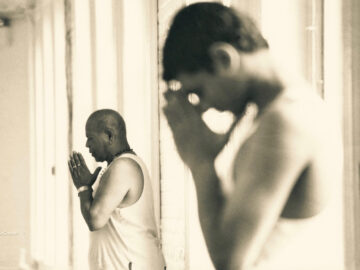 Guruji sjunger mantrat tillsammans med Sharath