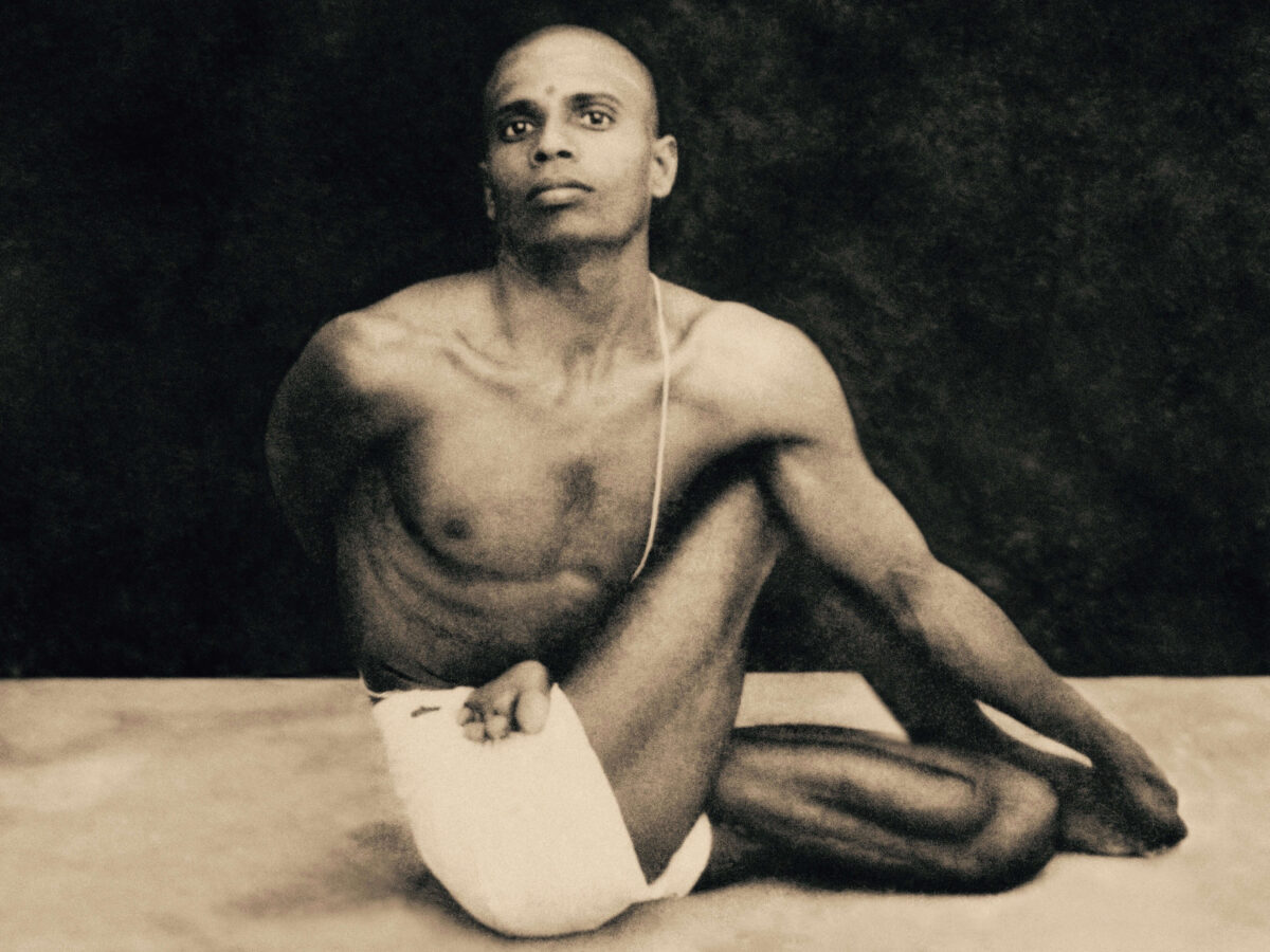 Pattabhi Jois som ung i Samasthitih