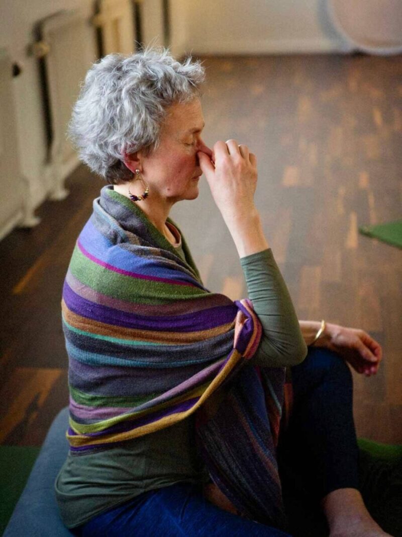 Yogaelev hos ashtanga yoga uppsala på pranayama-klass